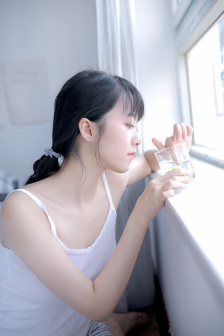 丰满少妇张开大白腿摄影图片